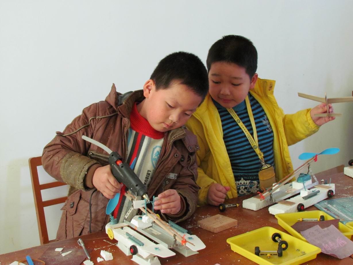 儿童活动中心科技班学员制作空气动力双体船模型_小制作大全 儿童活动中心科技班学员制作空气动力双体船模型-无线电.航模-北海365网(beihai365.com)