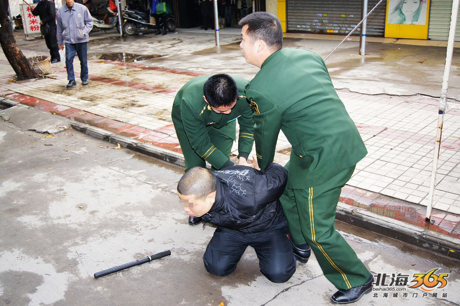 抓拍警察"擒拿"嫌疑"抢夺案犯"全过程(2名男子在北海涉抢8起系列图片)