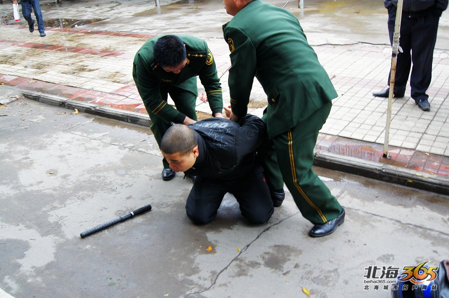 抓拍警察"擒拿"嫌疑"抢夺案犯"全过程(2名男子在北海涉抢8起系列图片)