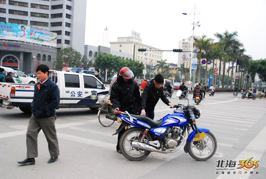 曾叔与家人扶起倒地的摩托车.