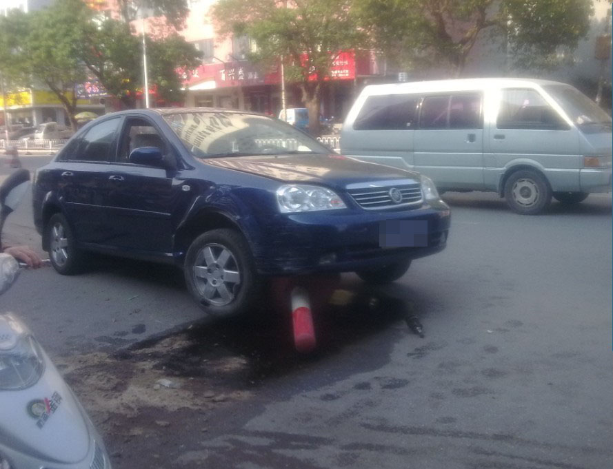 4点20分左右贵州路一小车司机走眼右转弯转