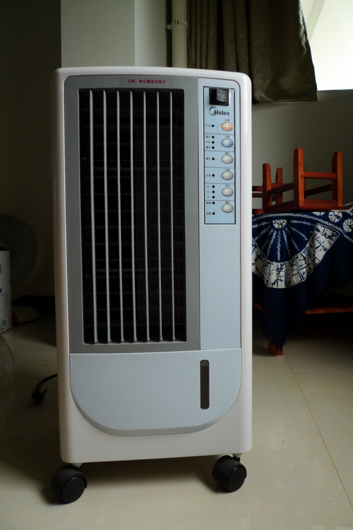 品牌:美的Midea 产品大类:空调扇 产品型号:ACH120-D2R 冷暖类型:冷暖型 扇叶尺寸:120mm 加湿方式:专利电子幕帘技术,布帘易拆洗 控制方式:全遥控控制 定时:7小时, 风量:冷风480cbm/h暖风140.5cbm/h 噪音(dB):60 水箱:7L,可抽取式除菌水箱 风力档位:3档 风类模式:正常风、自然风、睡眠风 送风范围:100度 冰晶盒:有 光触媒:无 负离子:有 附加功能:水洗空气、有效去除氨气、甲醛; 额定电压/频率:220V/50Hz 额定功率:80/1300/2100