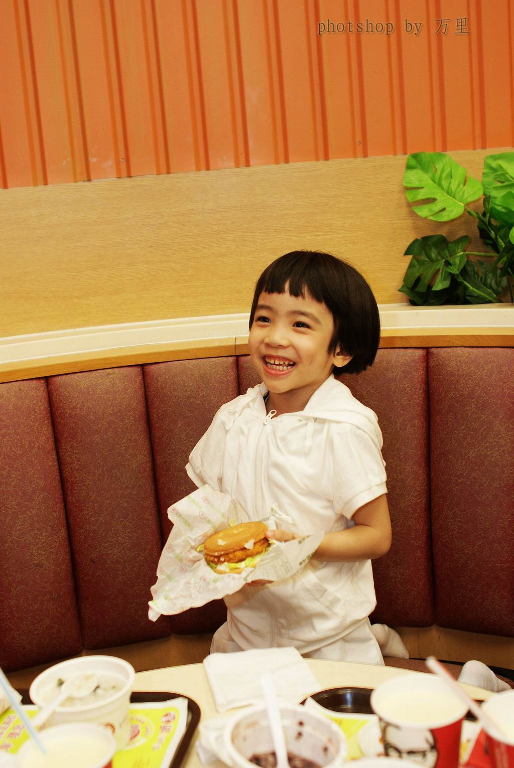 2011年5月8号母亲节,带宝宝去肯德基蹭汉堡吃