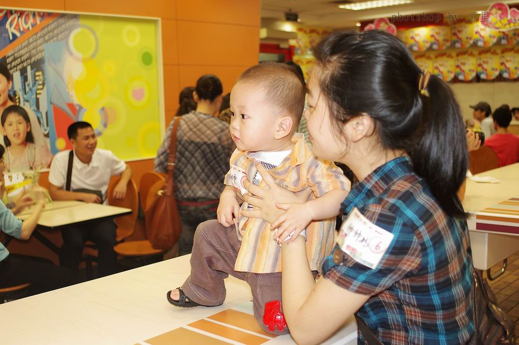 2011年5月8号母亲节,带宝宝去肯德基蹭汉堡吃