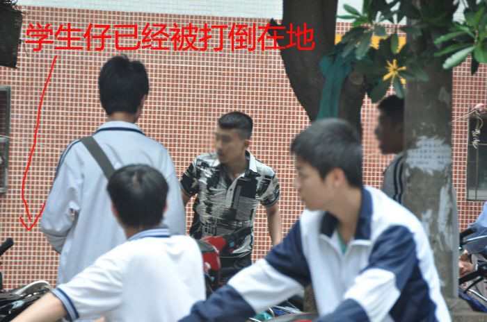 学生哥放学拿车被社会青年暴打,无奈大声喊道