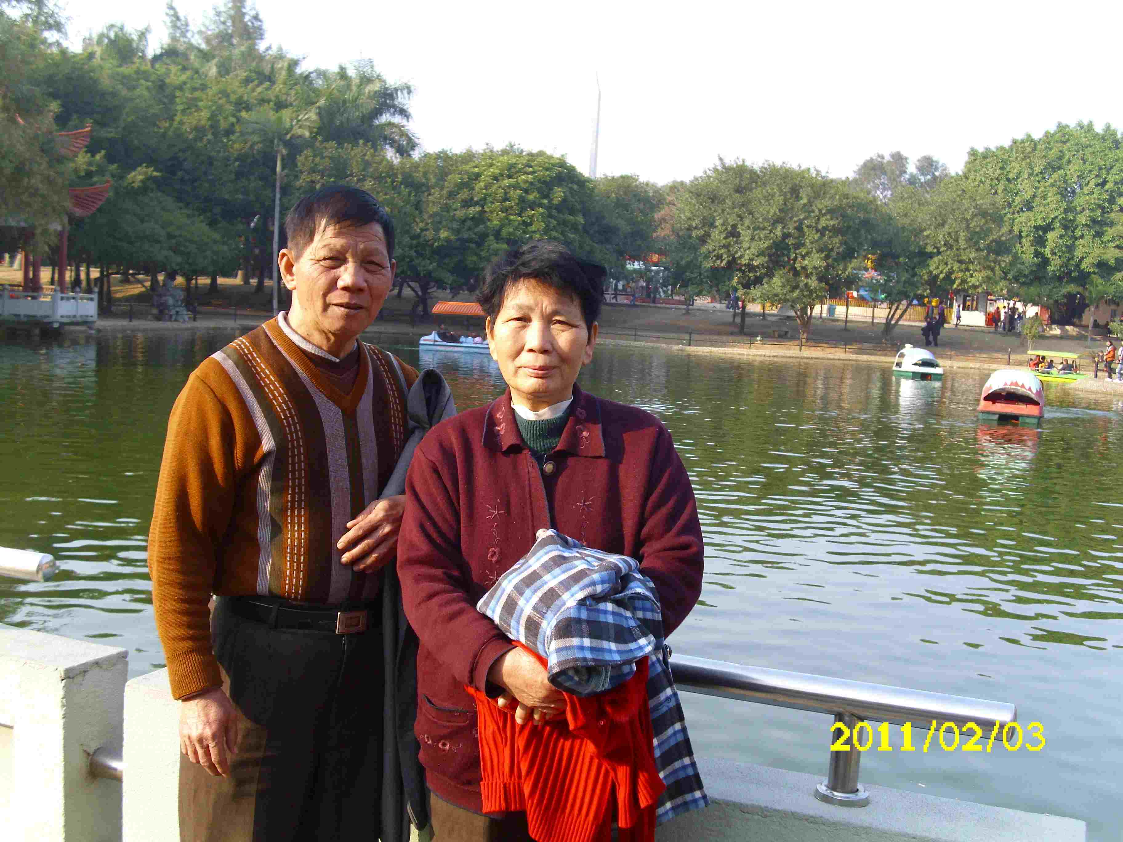 相片1 我爸爸年轻的时候,是一个文艺、体育的活跃分子,不仅能唱几十首红歌,会编革命舞蹈,懂得拉二胡,弹风琴,打快板,还喜欢打篮球、乒乓球等。看看这张我爸近期打乒乓球时雄风犹在的相片,这知道他当年的神勇了。