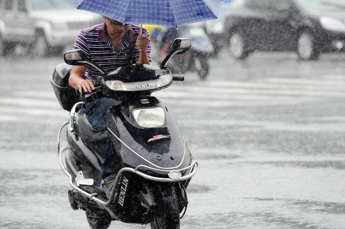 雨天街拍电动车"猛士"出行:一手揸车一手撑伞,好惊啊(多图)