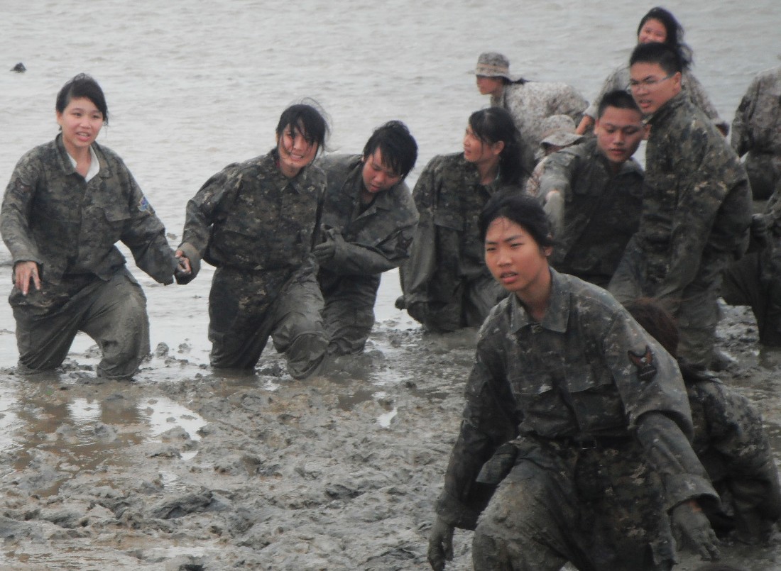 帆布鞋踩泥_匡威帆布鞋踩泥_帆布鞋玩泥_江南