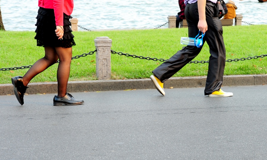 两双鞋的爱情<em>故事</em>,看到<em>男孩子</em>给<em>女孩子</em>换鞋的