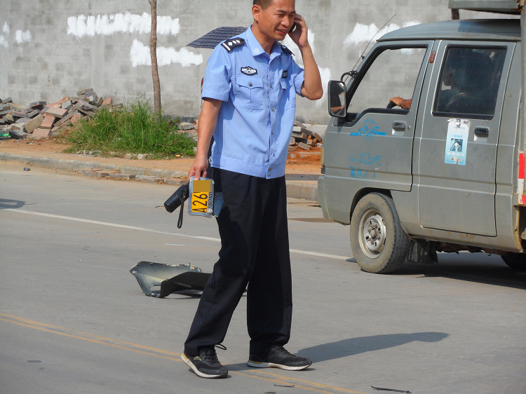 湖海路一摩托车撞电动车后逃逸,车牌、碎片洒