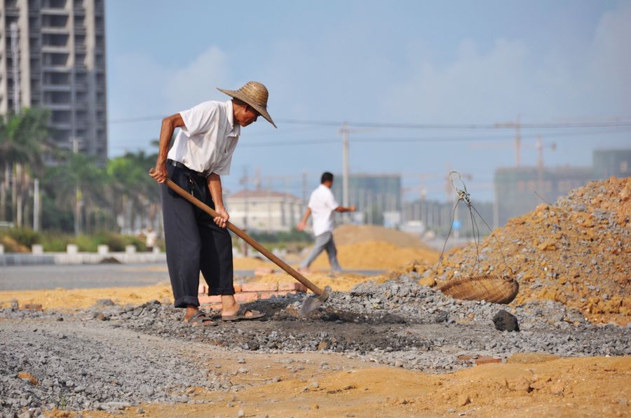 北海市区默默无闻地义务修路的老人-陈增纪(美