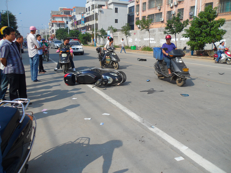 湖海路一摩托车撞电动车后逃逸,车牌、碎片洒