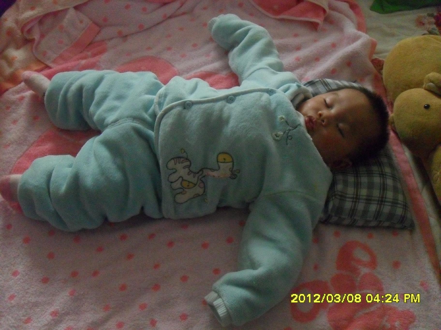 三八节,女人放假,男人使出全身解数照顾宝宝。