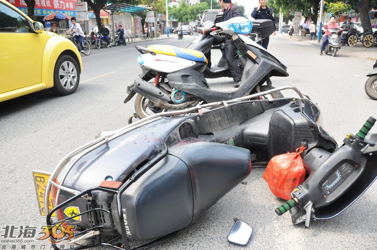 疑似学生开助力车在闹市中心竞飙,撞倒摩托车