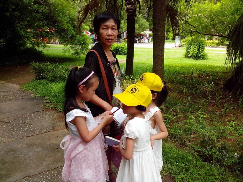 丁丁当小主持人6月萌芽班户外采访课照片!家长