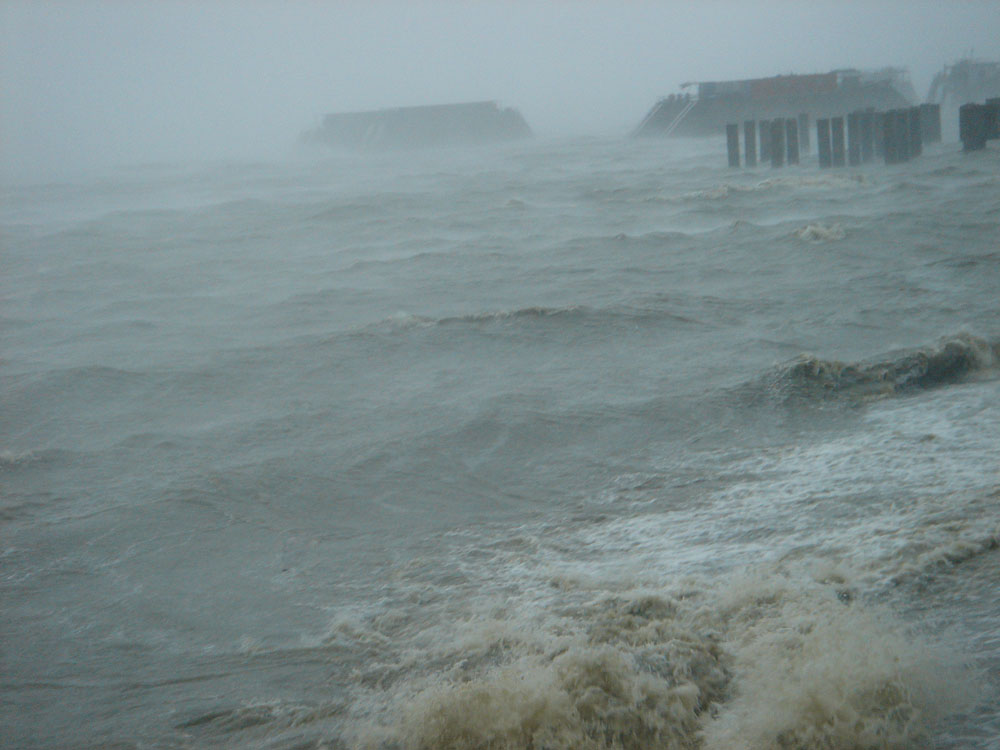冒着生命危险拍的启德台风下狂扫北海(图片+视