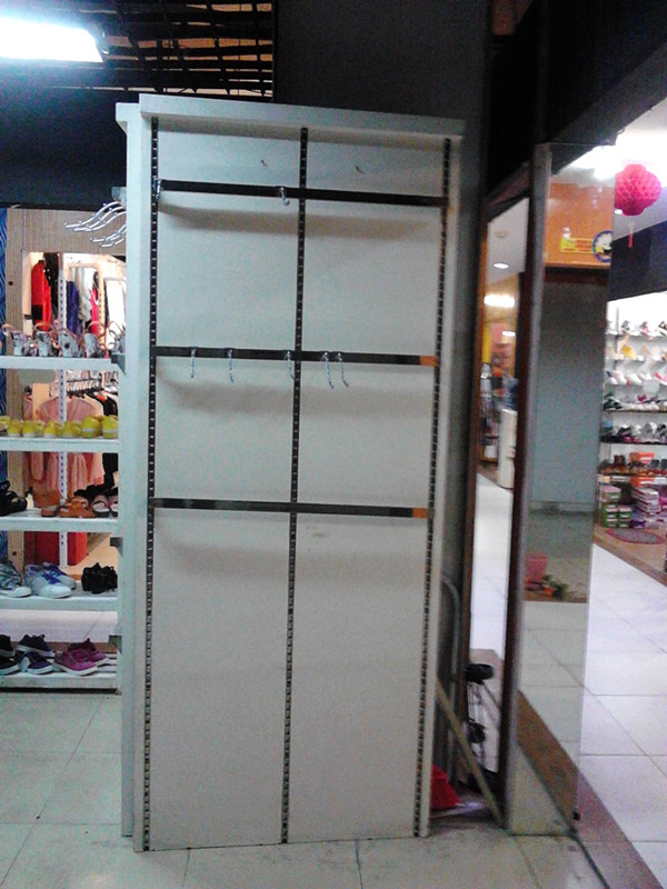 低价转可以<em>做文胸</em>,挂包的靓柜一套,电联-办公设