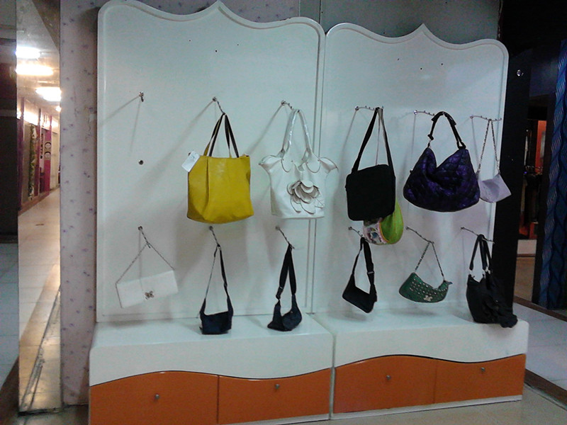 低价转可以<em>做文胸</em>,挂包的靓柜一套,电联-办公设