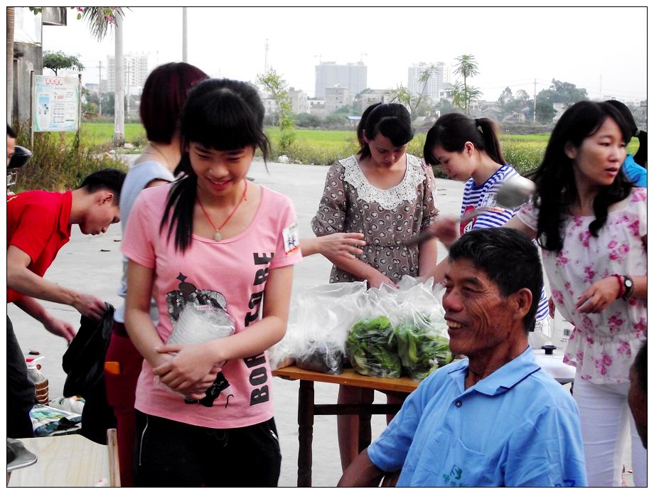 北海365网友给老人打水、做饭,陪马江敬老院老