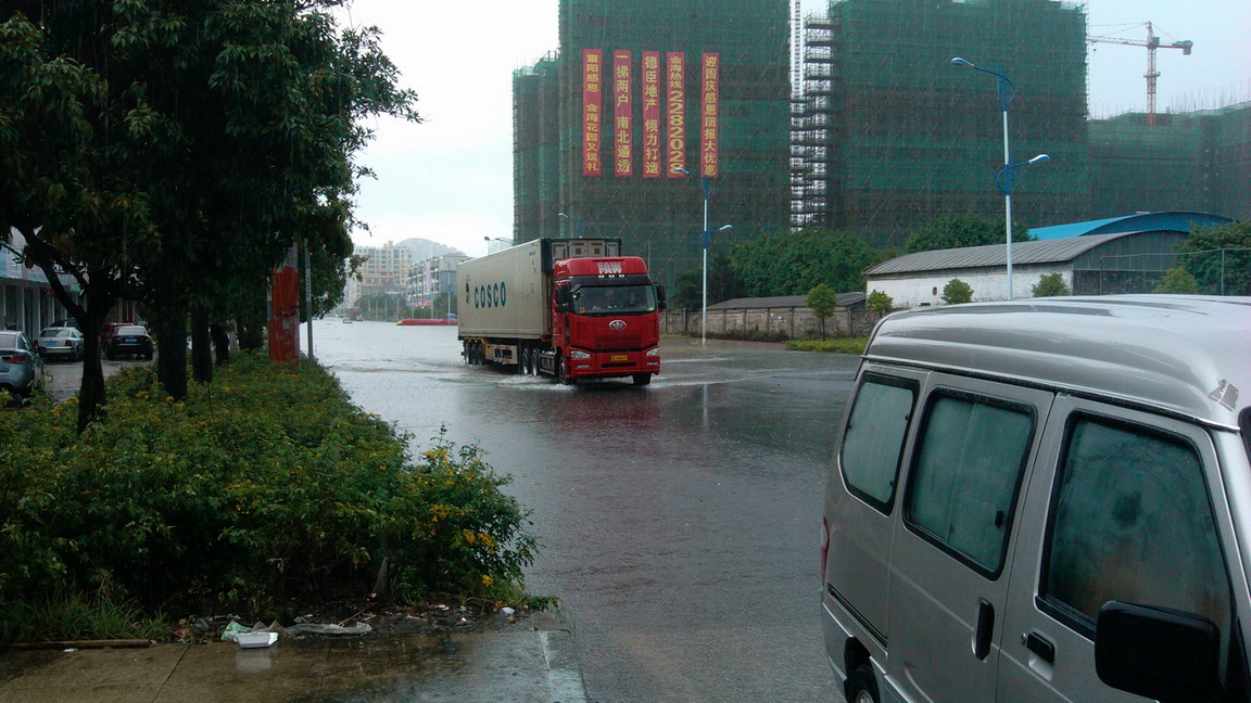 受热带风暴山神影响,北海下暴雨造成多个路段