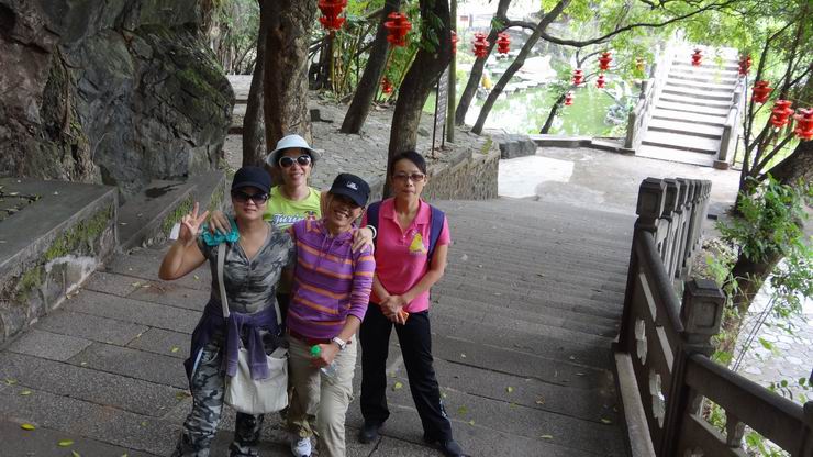 摇水井海泳队员赴灵山县参观大芦古村,登六峰山,到浦北县张黄镇趁圩买