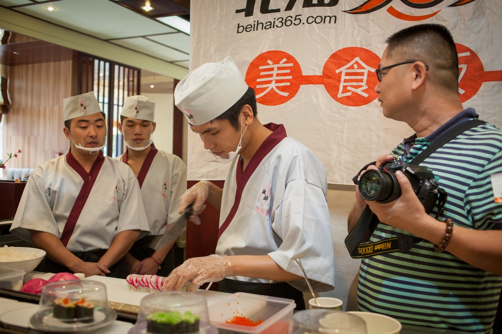【现场美食教学视频】365网美食版学做寿司现