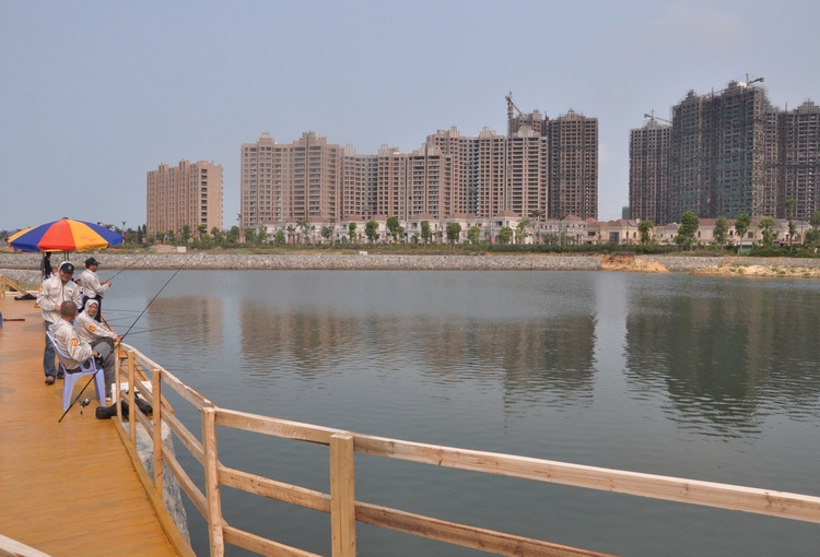 3月26日,阳光明媚。天隆三千海就邀请了业主和来自北海各界的海钓爱好者首聚三千海钓鱼台,举办了一场休闲的垂钓比赛。 据了解,三千海举行垂钓比赛的地点正是施工中的钓鱼台,引进的是附近海域的海水和海鱼,建成后将成为业主休闲的好去处之一。早上八点多,海钓爱好者从自家带来了钓具,全副武装,上鱼饵,甩杆,动作一气呵成。在等待鱼儿上钩的过程中,大家伙都在聊着一会会钓上什么鱼,有多重,不时传来一阵阵欢笑声。