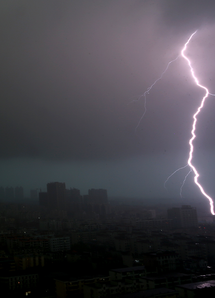 早上春雷滚滚 不知道会不会影响汇联·海湾明