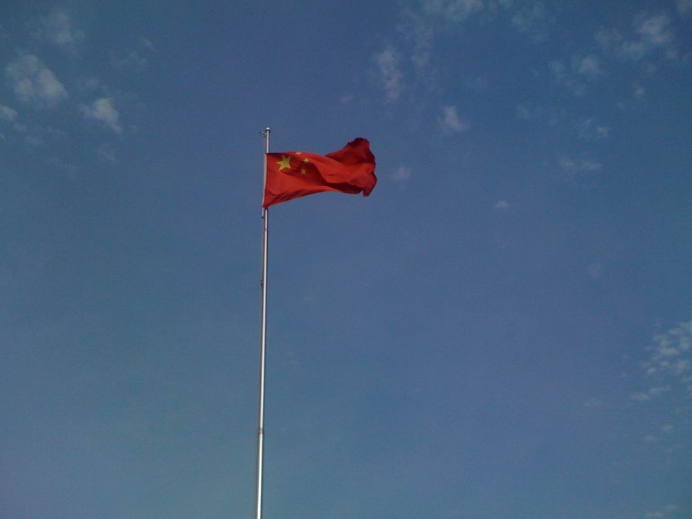 火车站这种窗口单位的国旗是不是应该挂得规范