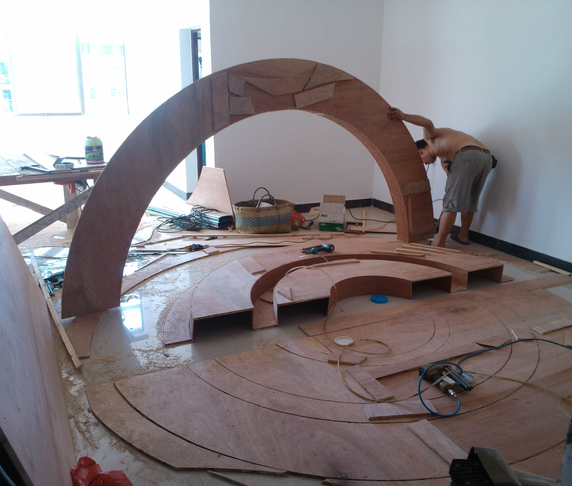 银滩新村今天木工进场开始做吊顶了,看起来好