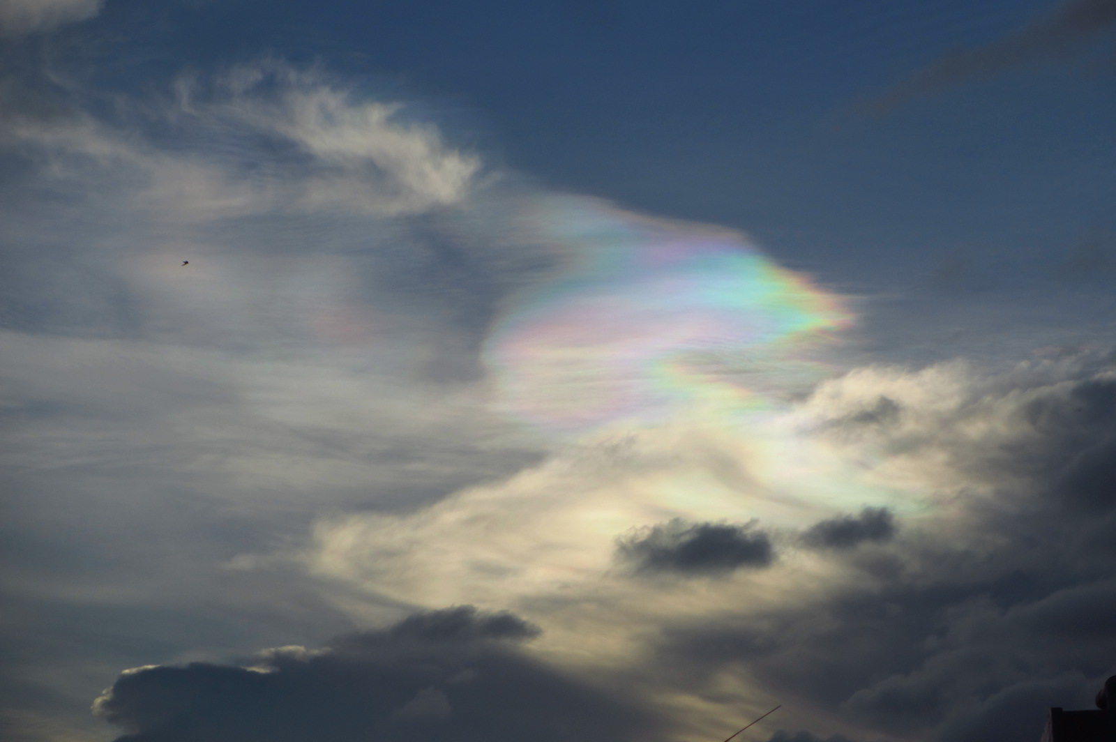 北海上空捕捉到的七彩云,具百度说是大地震的