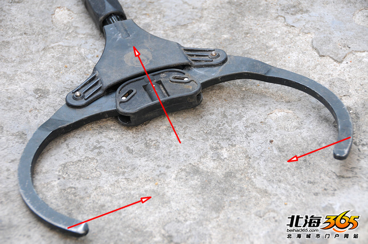 揭秘民警擒获半坡吸毒者时使用的神器警用钢