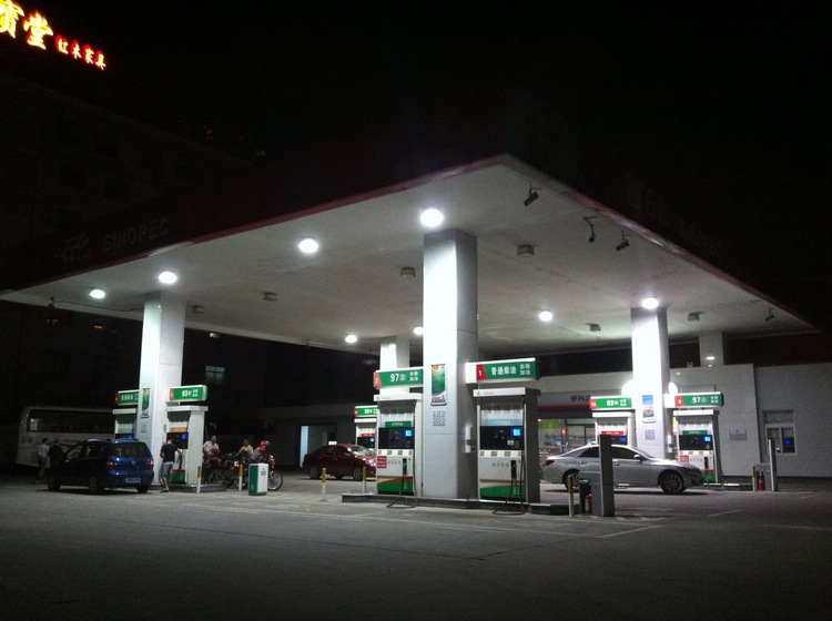 今天汽油柴油涨价,但是北海加油的人明显淡定