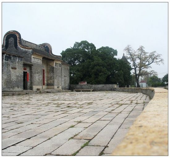 大旗头村古建筑群位于三水区乐平镇郑村,当地人又称之为"大旗头村"