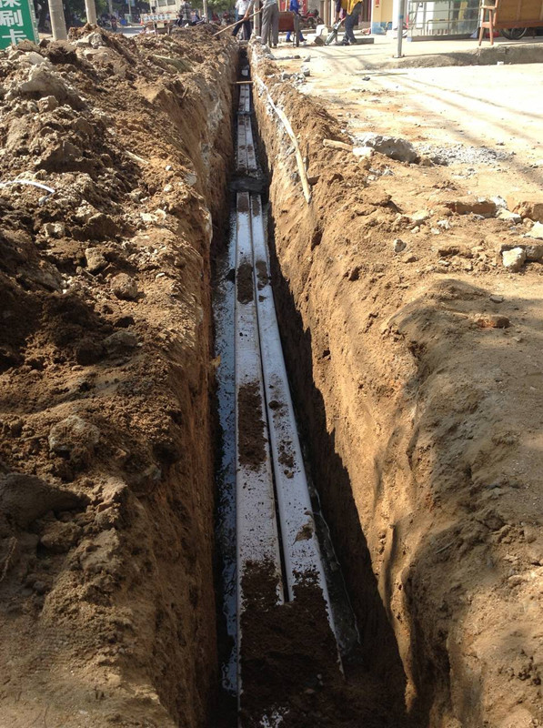 福成天然居路口地下发现有不明黑色液体-北海