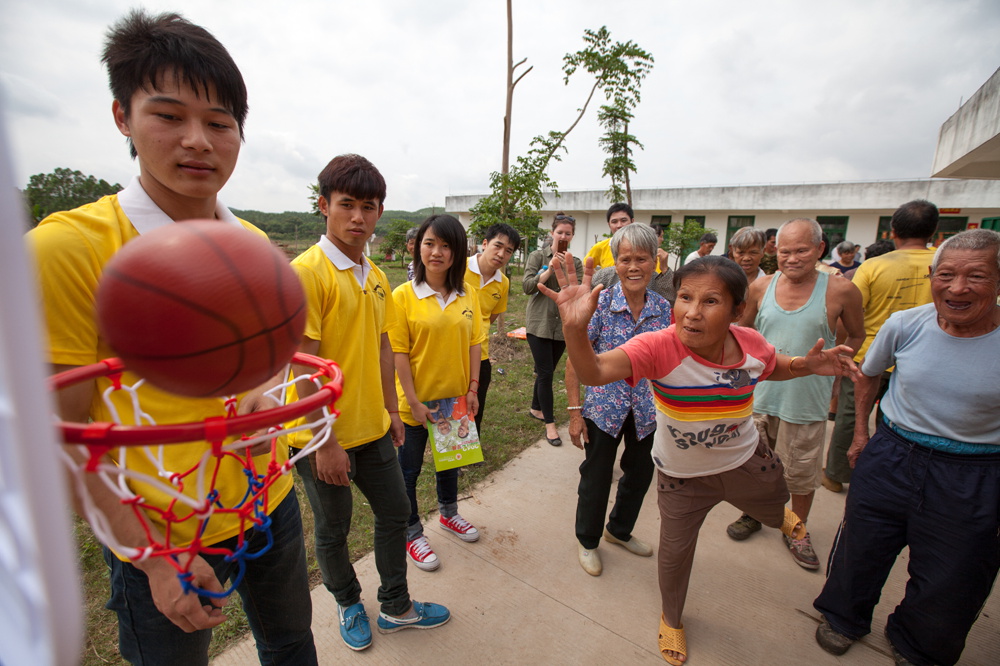 麻风病康复村的小天使,她的父亲求助一份保安