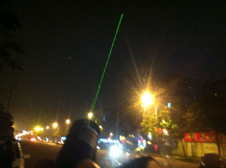 昨晚上央视315刚刚曝光大功率激光笔的危害,今天我就在重庆路上见到有