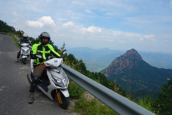 可以载人跑烂路长途的踏板车各位有什么建议-