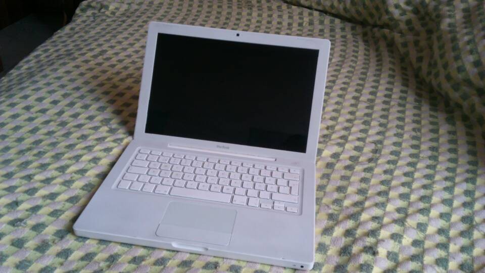 转白色苹果笔记本A1181,实物手机拍摄图-笔记