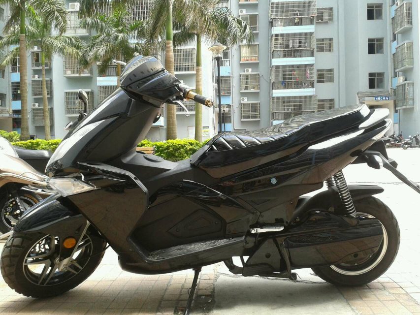 出台小刀彪骑5600才买1个月已上牌,电联-摩托