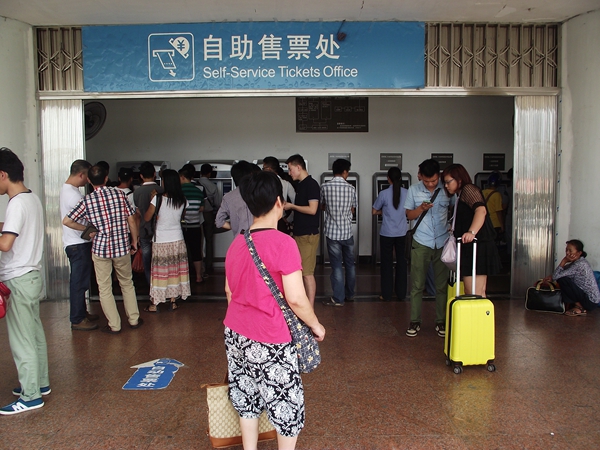 实拍北海火车站,旅客象潮水般涌流出站的壮观