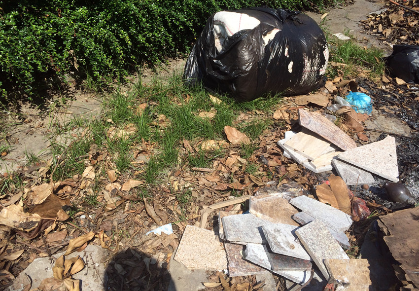 邻居搭台风末班车趁机扔建筑垃圾,不顾别墅屋