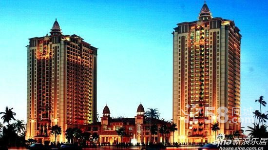 融合欧式建筑文化与现代建筑特色;坡屋顶面,罗马柱造型,拱形门头,装饰