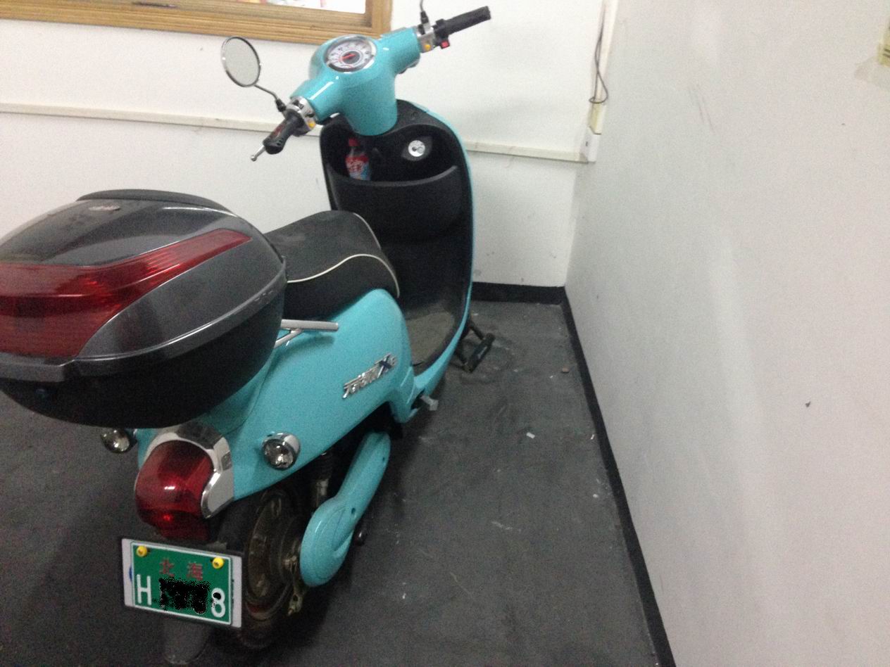 转一台9.99成新已入户上牌的的电动车一台!-摩