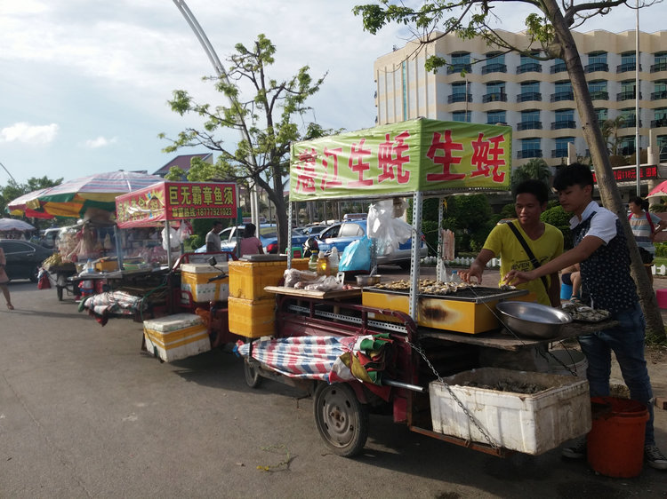 烤生蚝,奶茶,凉皮,肉夹馍啥的,整一个中国美食节.