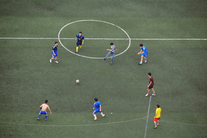北海仔现在流行踢5人足球赛,市内开建很多小型