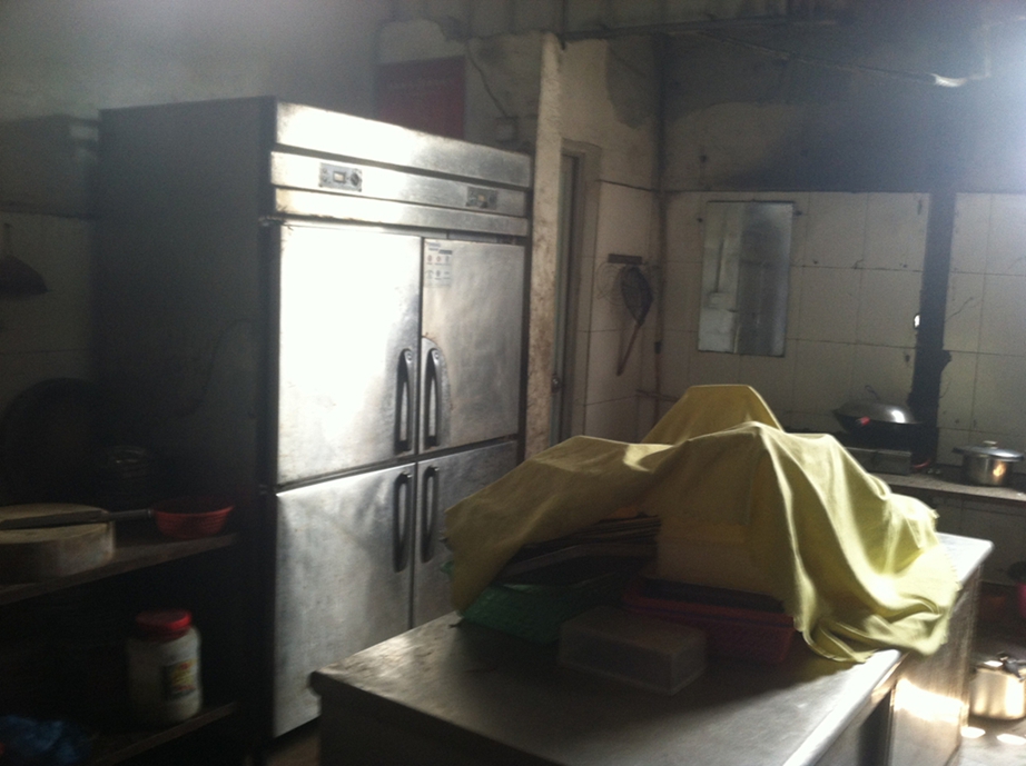 大排档旧货出售:厨房用具、冰柜、台凳、早餐