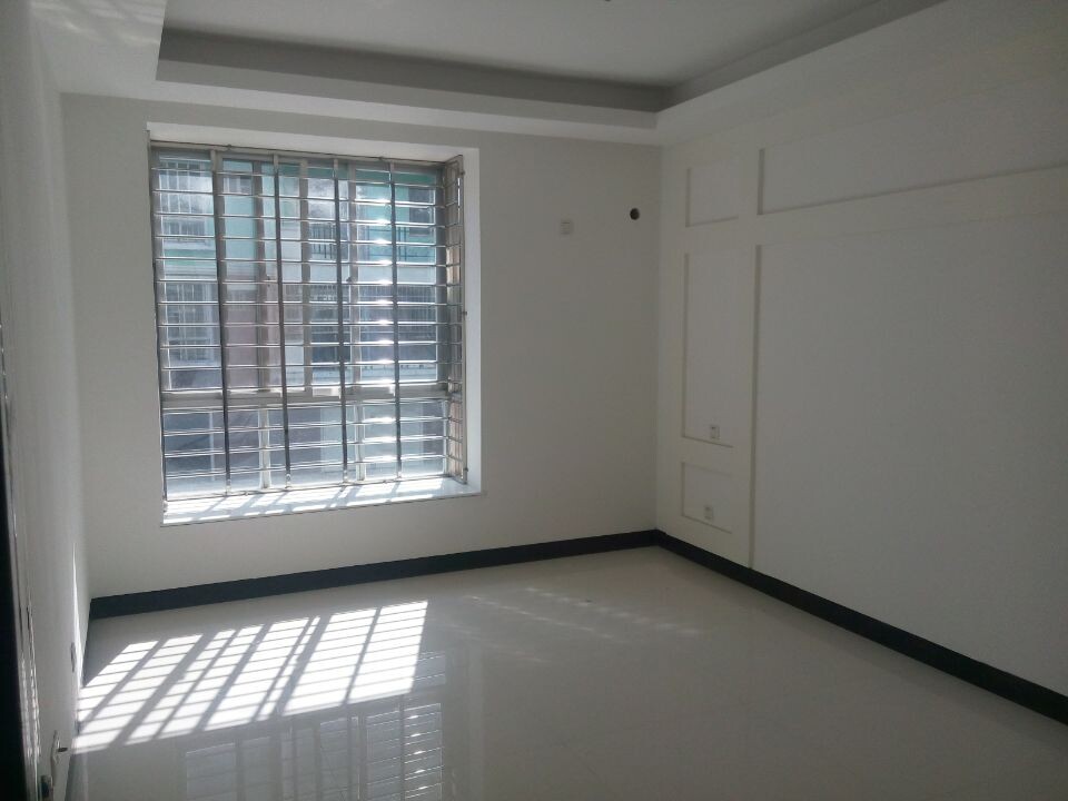 公务员小区 步梯二楼零公摊178坪送22坪车库