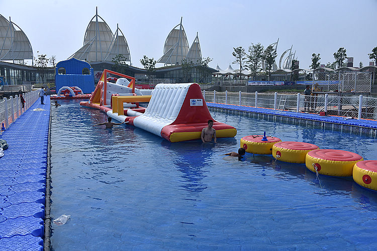 北海园博园的水上闯关项目“智勇大冲关”28日开放，有好多肌肉哥在水里摆放调试设备-北海时事开讲-北海365网(beihai365.com)