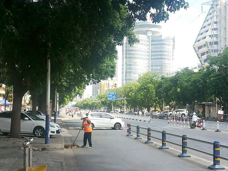 女尸美女把贵州路当成停车场,卡住一架大班车司机美火葬图片